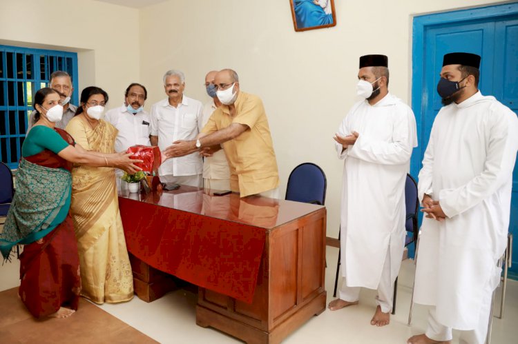 ഫ്രണ്ട്സ് ഓഫ് തിരുവല്ല ഹ്യൂസ്റ്റണ് ചാപ്റ്റര് ഓണ്ലൈന് പഠനത്തിനായി സ്മാര്ട്ട്ഫോണുകള് വിതരണം നടത്തി