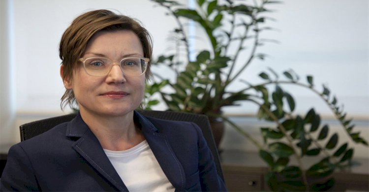 Red Cross elects first female president